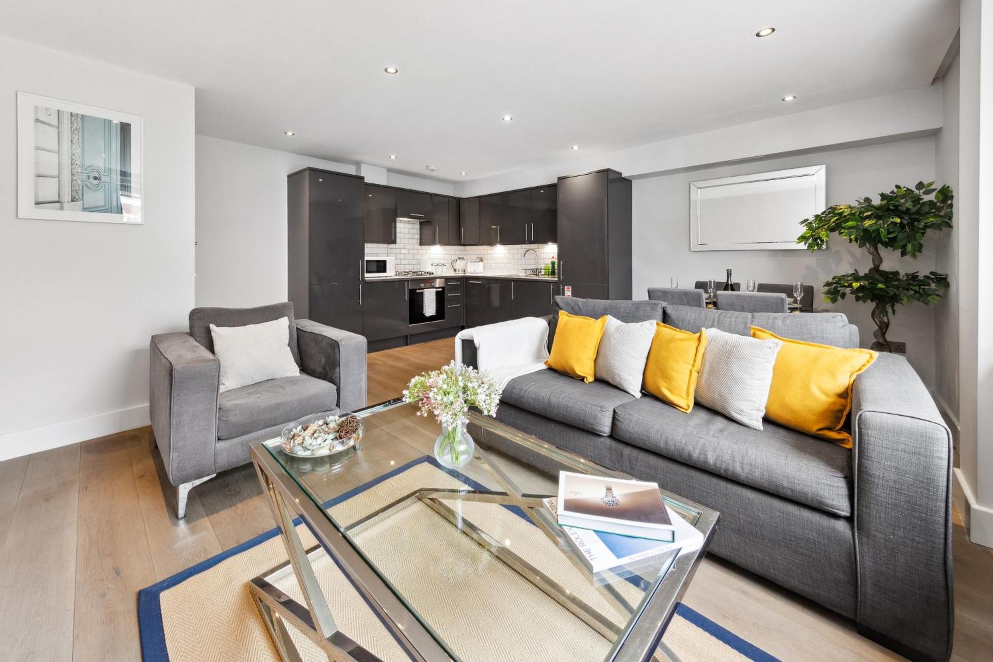 Luxury Two Bedroom Living - & Westminster Apartment