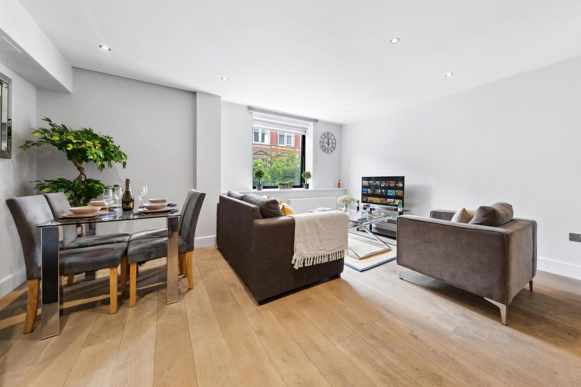 Luxury Two Bedroom Living - & Westminster Apartment *